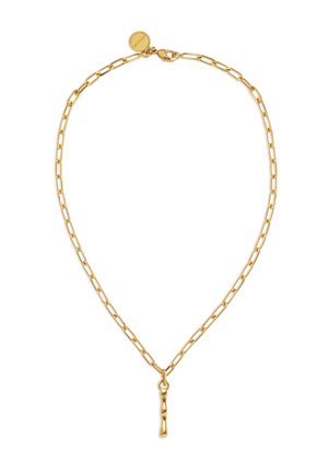 Collar de cadena de oro con eslabones alargados y un pequeño colgante de forma irregular colgando en el centro.
