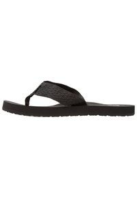 Musta flip-flop sandaali, jossa on teksturoidut kangasremmit ja paksu kumipohja. Ominaisuuksiin kuuluu sileä pinta ja kevyet kohotetut yksityiskohdat.