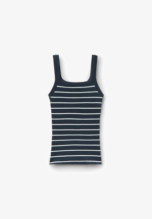 Camiseta de tirantes azul marino con rayas horizontales blancas y tirantes anchos, colocada plana sobre un fondo blanco.