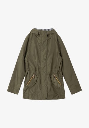 Giacca verde oliva con cappuccio, tasche frontali con zip e fodera interna a righe. Presenta una vita stretta e bottoni a pressione.