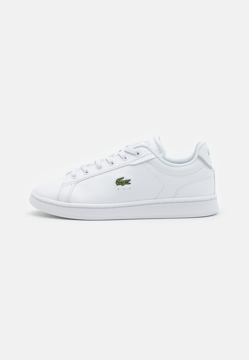 Hvite lær sneakers med rund tå, snøring foran, med en liten grønn krokodillelogo, og en glatt såle.