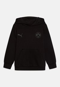 Svart hoodie med framficka, långa ärmar och dragsnöre på huvan. Inkluderar en grå Puma-logotyp och Dortmund BVB 09-emblem.