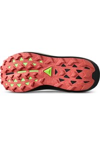 Podstawa buta do biegania po szlakach z teksturowaną czerwoną gumową podeszwą z czarnymi akcentami i zielonymi węzłami trakcyjnymi w trójkątnym wzorze.