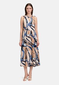 Maxikleid mit floralem Muster in Beige, Blau und Schwarz; ärmelloses Design mit geraffter Taille und fließendem Rock; glattes Material.