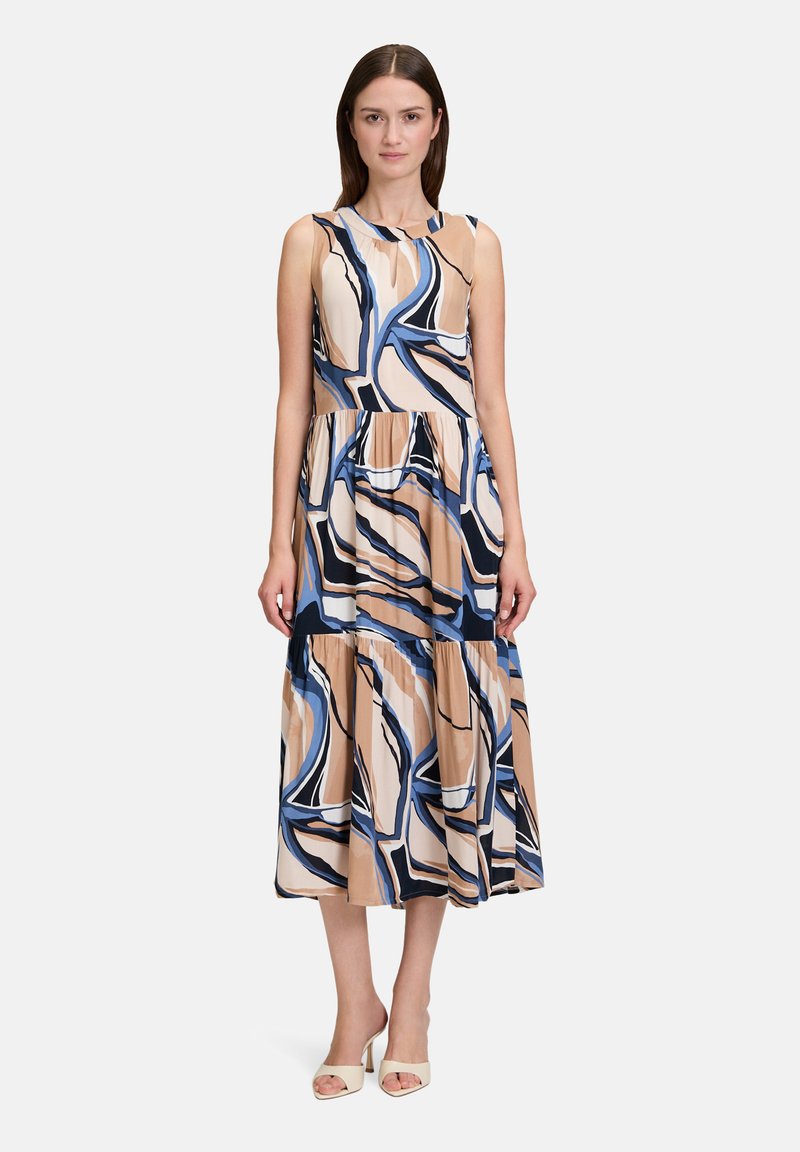 Maxikleid mit floralem Muster in Beige, Blau und Schwarz; ärmelloses Design mit geraffter Taille und fließendem Rock; glattes Material.