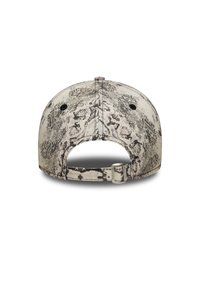 Boné snapback com um padrão de pele de cobra em bege e preto, apresentando uma aba curvada, faixa ajustável e ilhós de ventilação.