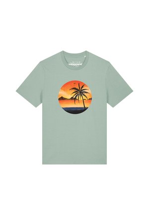 Hellgrünes kurzärmeliges T-Shirt mit einem runden Sonnenuntergangsprint mit Palme, Ozean, Bergen und Vögeln.