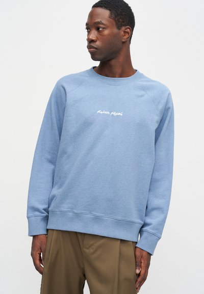 Sudadera azul clara con cuello redondo, mangas raglán largas y un acabado texturizado. Presenta un logo de marca bordado en blanco en el pecho.