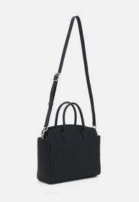 Borsa in pelle nera con due manici corti e una tracolla removibile, caratterizzata da una texture liscia e un design minimalista.