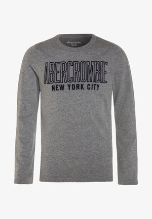 Grå langærmet børneskjorte med rund hals, med sort tekst "ABERCROMBIE NEW YORK CITY" foran.