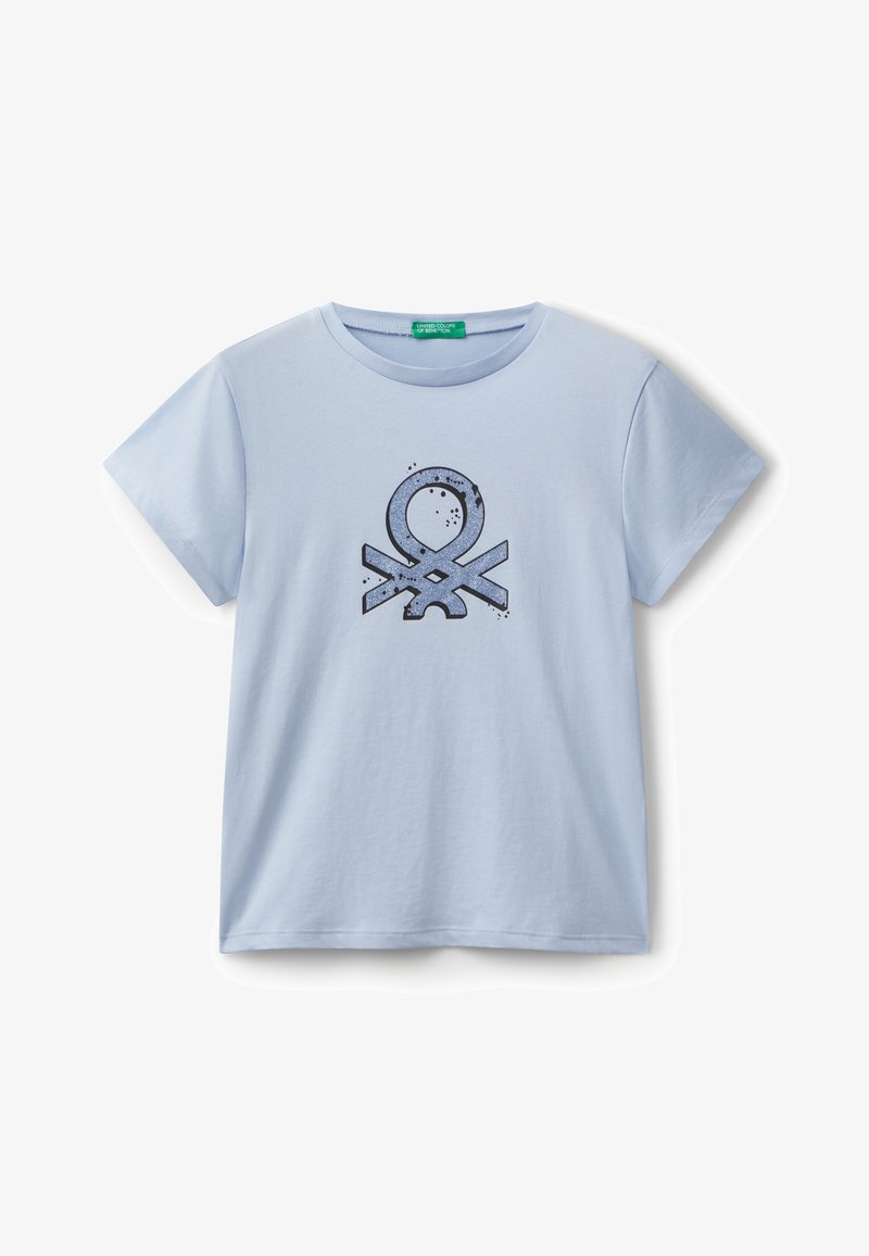 Světle modré bavlněné tričko s krátkým rukávem a kulatým výstřihem. Uprostřed je tmavý grafický design se skvrnitými akcenty.