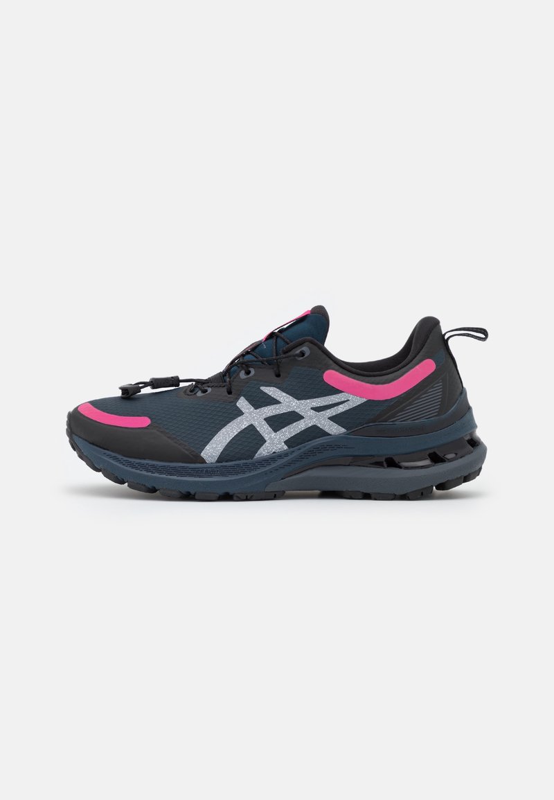 Chaussure de sport bleu foncé avec logo gris, accents roses, semelle noire et système de laçage rapide, vue de côté sur fond blanc.