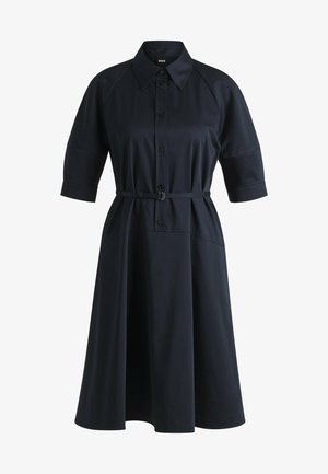 Abito camicia blu navy con frontale con bottoni, maniche corte, vita con cintura e gonna svasata, realizzato in tessuto leggero.