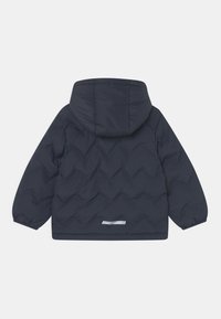 Marineblå puffjakke med hætte, der har et quiltet design og elastiske manchetter. Reflekterende stribe detaljer nær nederkant.