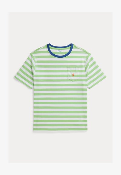Tričko s krátkym rukávom a okrúhlym výstrihom s zeleno-bielymi horizontálnymi pruhmi, modrým golierom a malým oranžovým logom na ľavej náprsnej vrecku.