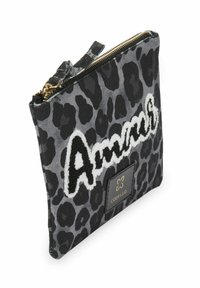 Klein ritstasje met donkergrijs en zwart luipaardprint, witte en zwarte tekst "Amour" en een zwart Codello-logo patch met gouden accenten.