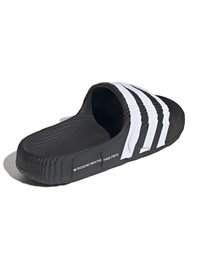 Crne klizne sandale napravljene od teksturirane gume, s tri bijele pruge i tekstom branda sa strane. Dizajn otvorenog prsta za jednostavno obuvanje.