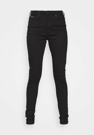 Vaqueros skinny negros de mezclilla, con cierre de botón, presillas para cinturón y bolsillos delanteros. Textura suave con una silueta ajustada.