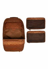 Zaino marrone trapuntato con un ampio interno, dotato di tasche con zip e due organizer in rete staccabili. Tessuto testurizzato con un motivo a diamante.