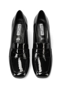 Mocassini neri in vernice con punta quadrata, caratterizzati da un accento cucito e una superficie liscia e lucida. Marchio visibile all'interno.