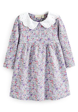 Robe fleurie à manches longues, col en broderie anglaise blanche, sur un fond violet. Comprend de petites fleurs rose, violettes et vertes sur le tissu.