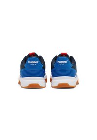 Obuwie z siateczkowym wierzchem w kolorze granatowym, niebieskimi akcentami, czerwonym uchwytem, białą podeszwą środkową i brązową gumową podeszwą zewnętrzną.