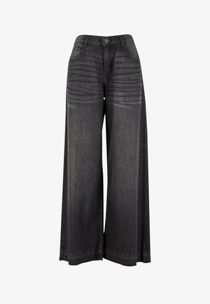 Platus juodos džinsinės kelnės su nudilusiomis vietomis, su mygtukų uždarymu, penkiais kišenėmis ir siuvinėjimais palei siūles.