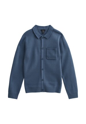 Blå stickad cardigan med krage, knappframsida och en ficka på vänster sida. Ribbad mudd och nederkant med en texturerad tyg.