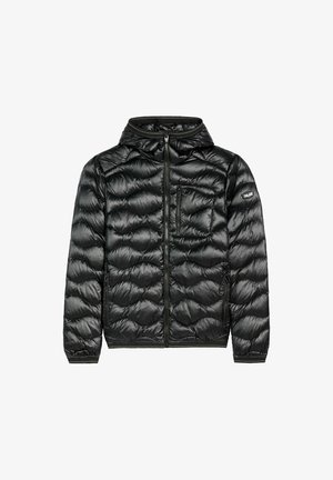 Czarna, pikowana kurtka z błyszczącym wykończeniem, z kapturem, zamkiem z przodu oraz pikowanym wzornictwem w zakrzywione wzory. Zawiera boczne kieszenie.