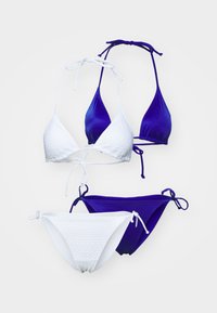 To sett med bikiniober- og underdeler: ett hvitt teksturert sett med bånd; ett glatt kongeblått sett med knyting.