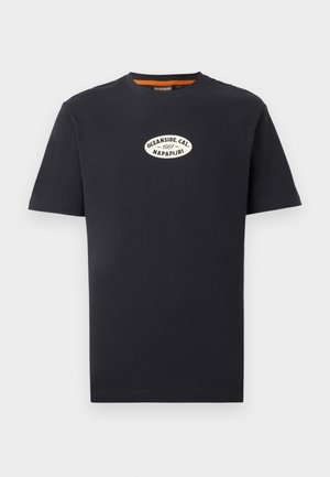 Tricou negru cu mâneci scurte și guler rotund, cu un logo oval alb centrat pe piept pe care scrie "Oceanside, Cal. 1987 Napapijri."