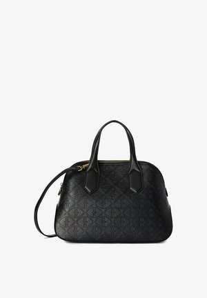 Borsa a mano in pelle nera con una finitura trapuntata, forma arrotondata, doppio manico superiore e una tracolla regolabile. Presenta una cerniera in tonalità oro.
