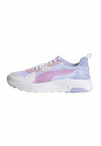 Sneaker sportive viola e rosa con tomaia in rete, colletto imbottito e suola in gomma bianca. Logo PUMA sul lato e sul tallone. Lacci per una vestibilità sicura.