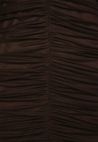 Tecido de cor castanho escuro com pregas, apresentando fruídos texturizados dispostos verticalmente. Material suave e elástico com um brilho sutil e padrões intrincados.