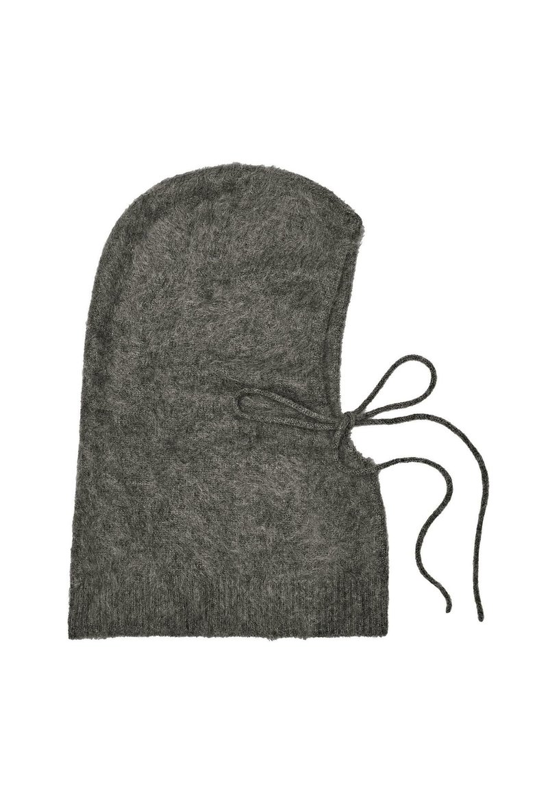 Balaclava grigia lavorata a maglia con un motivo testurizzato, dotata di un cordino annodato nell'area del collo per una vestibilità regolabile.