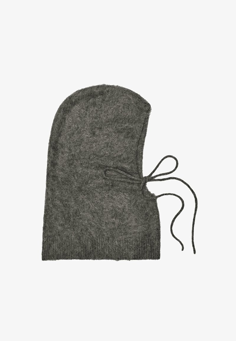 Grijze gebreide balaclava met een gestructureerd patroon, voorzien van een strikkoord bij de nek voor een verstelbare pasvorm.