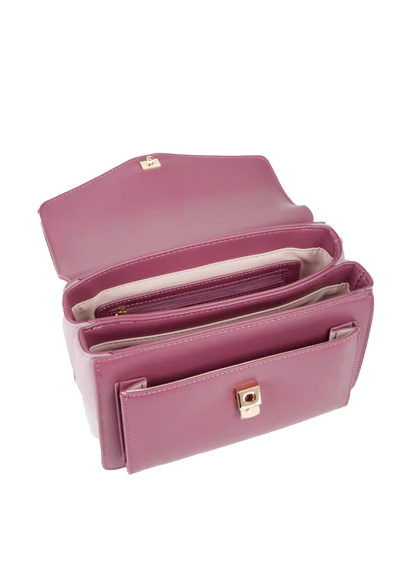 Sac compact en cuir synthétique rose avec quincaillerie dorée, présentant plusieurs compartiments et une fermeture à rabat. Texture lisse et forme structurée.