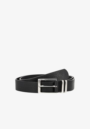 Crni kožni remen s teksturiranim završetkom, sadrži srebrnu metalnu kopču i dva zuba. Dizajn je ravan i jednostavan.