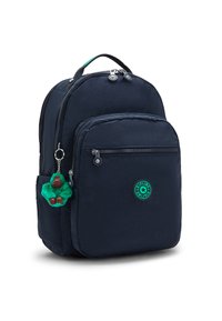 Marineblauer Rucksack aus robustem Stoff mit vorderer Reißverschlusstasche, doppeltem Reißverschluss und grünem Affen-Schlüsselanhänger als Akzent. Inklusive rundem Logo-Patch.