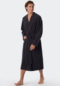 Dunkelgrauer Bademantel aus weichem Material, mit Wickeldesign, langen Ärmeln, zwei vorderen Taschen und gebundenem Bund.