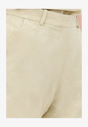 Beige bukser med et subtilt blomsterdesign, skræddersyet pasform og en glat tekstur. Har bæltestropper og en forlommer.