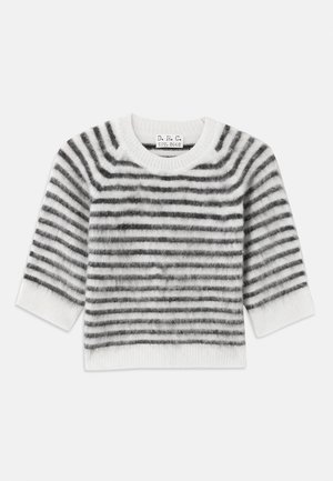 Pull rayé en blanc et gris, texture douce, col rond, manches trois-quarts, avec ourlet et poignets côtelés. Étiquette de marque à l'intérieur du col.