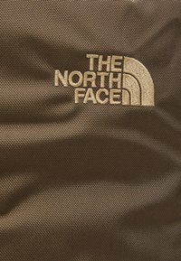 The North Face BASE CAMP VOYAGER DUFFEL 32L UNISEX - Hétvégi táska - smokey brown/khaki stone