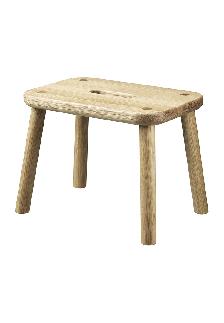 Kleiner Holzschemel mit rechteckiger Sitzfläche, aus hell gefärbter Eiche gefertigt, mit abgerundeten Kanten, vier konischen Beinen und einem zentralen Griff.