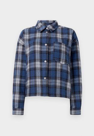 Blauwe geruite flanellen shirt met een gekleed kraag, lange mouwen, een knoopsluiting aan de voorkant en een borstzakje aan de linkerzijde. Heeft witte en donkerblauwe accenten.