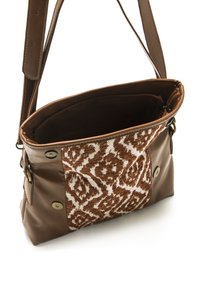 Borsa in pelle marrone con un pannello intrecciato testurizzato in crema e marrone, dotata di chiusure a bottone e una tracolla regolabile.