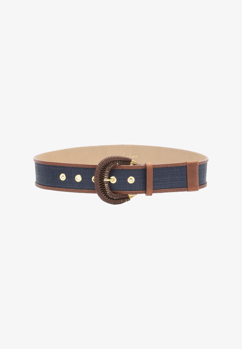 Ceinture large en tissu bleu marine avec bordure et passant en cuir marron, dotée d'une grande boucle tissée arrondie marron foncé avec des accessoires dorés.