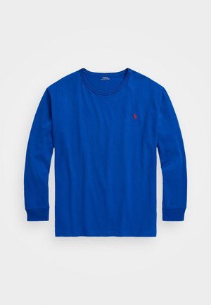Langärmeliges royalblaues shirt met ronde hals en rood geborduurd Polo Ralph Lauren-logo op de linkerborst tegen een witte achtergrond.
