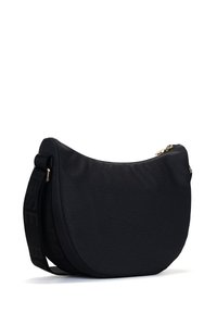 Sac à bandoulière en cuir noir avec une forme courbée, surface texturée et fermeture éclair dorée. La sangle ajustable affiche le nom de la marque en gras.