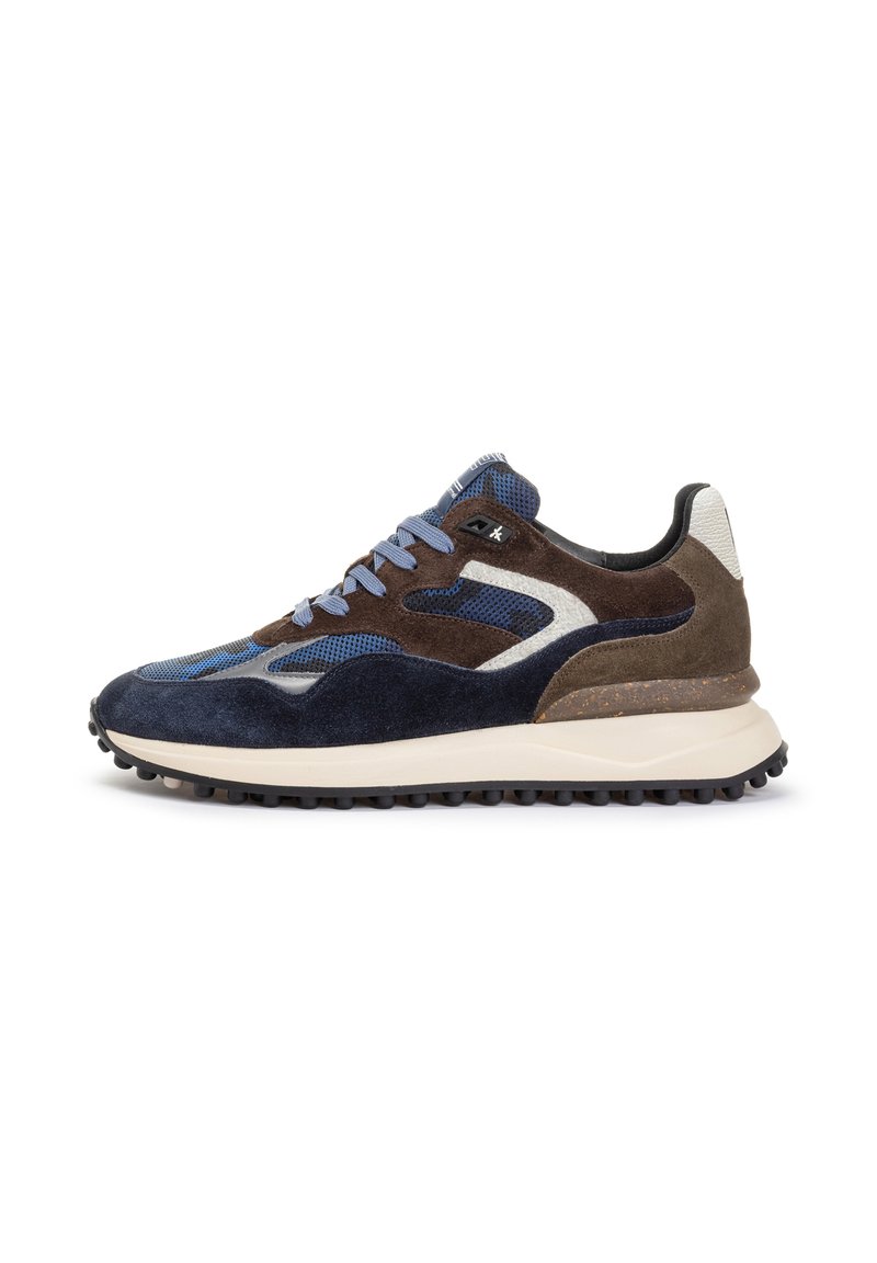 Sneakers con una combinazione di suede e mesh nei colori blu navy, marrone e grigio. Presentano una suola in gomma testurizzata e accenti bianchi a contrasto.